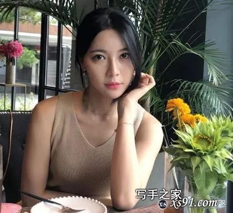 33岁的美女主妇，因迷人身材和优雅端庄的气质，引得许多男生追求-1.jpg