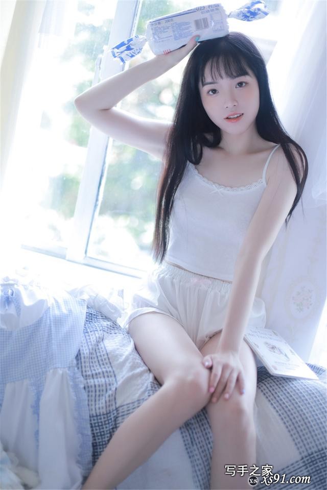 高清美女写真：小姐姐吊带热裤，丰满性感，大长腿很是迷人-3.jpg