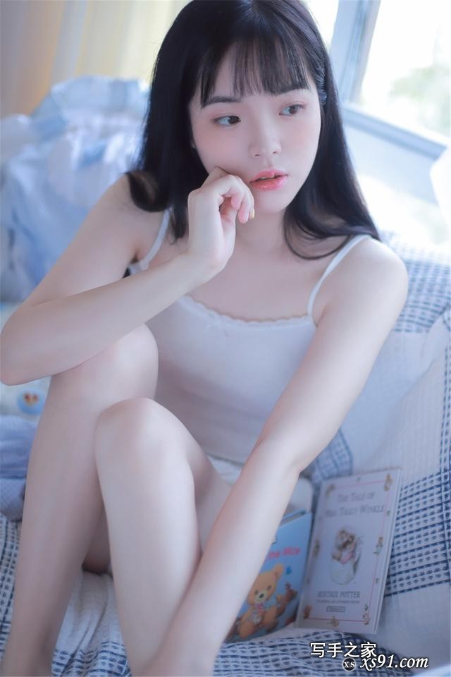 高清美女写真：小姐姐吊带热裤，丰满性感，大长腿很是迷人-4.jpg