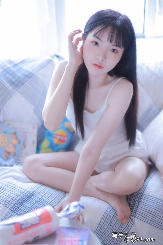 高清美女写真：小姐姐吊带热裤，丰满性感，大长腿很是迷人-5.jpg