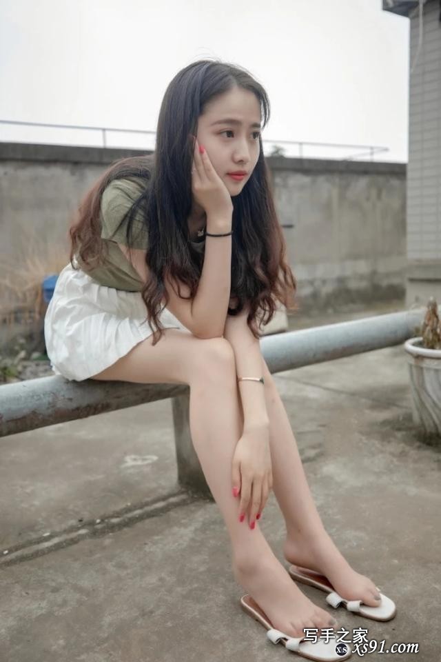 身材苗条，甜美动人的大长腿性感美女-2.jpg