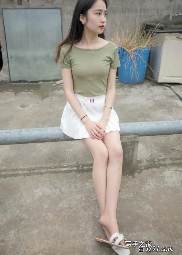 身材苗条，甜美动人的大长腿性感美女-3.jpg