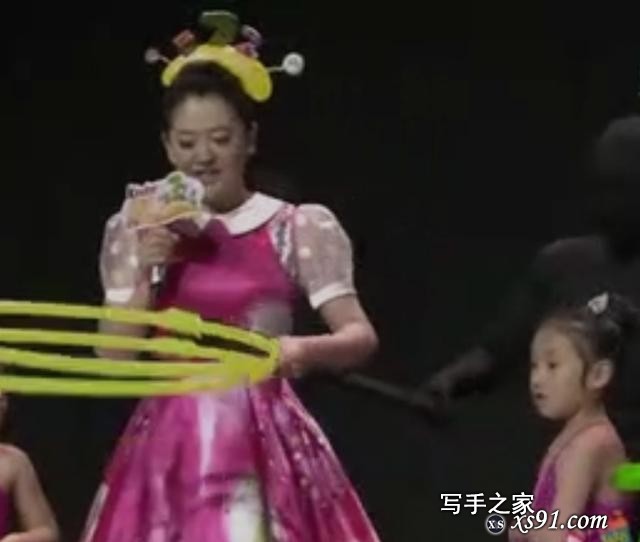 央视三位美女同框，月亮姐姐、王瑞瑞、龙洋跳舞扭脖子，太有气质-5.jpg